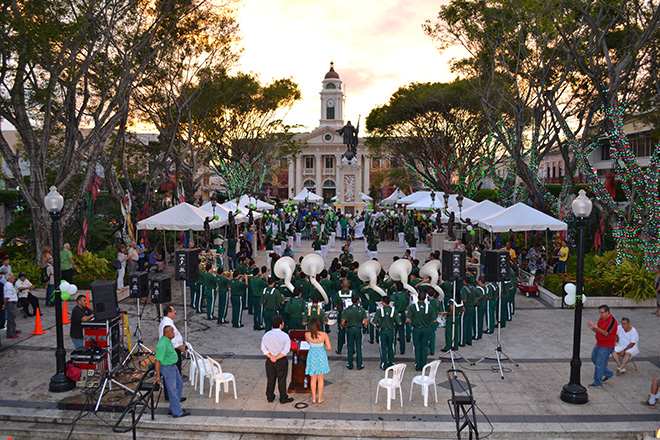 La Plaza Col&oacute;n se pint&oacute; de verde y blanco para conmemorar un a&ntilde;o de operaciones del negocio manejado por estudiantes que ubica en el casco urbano.<br>Manuel D&iacute;az/ Especial Prensa RUM