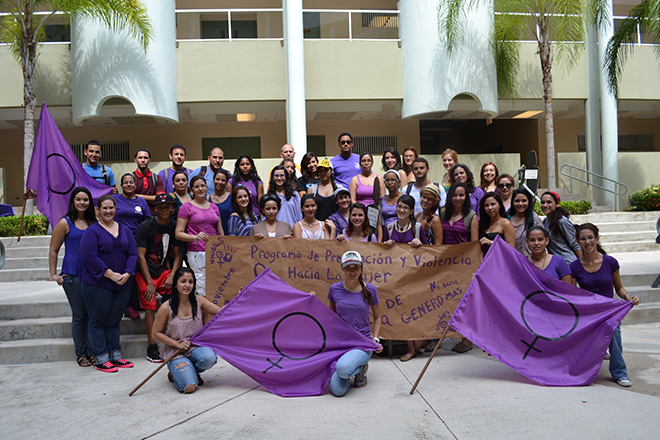 Integrantes de los grupos del Programa de Prevenci&oacute;n de Violencia Contra la Mujer y el Proyecto Siempre Vivas se unieron a estudiantes, personal no docente y de la facultad, quienes utilizaron el color violeta como s&iacute;mbolo del repudio al maltrato f&iacute;sico y emocional. <br>Mariam Ludim Rosa/Prensa RUM