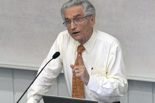 El doctor Franco Einaudi, pasado director de la Divisi&oacute;n de Ciencias Terrestres de la NASA, dict&oacute; una conferencia.<br>Joshua Arbelo/Taller de Estudiantes Prensa RUM