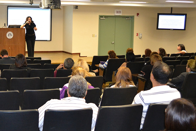 La doctora Iris M. Camacho Mel&eacute;ndez dict&oacute; la conferencia <em>&Eacute;tica en la cotidianidad: Actitudes &eacute;ticas en el lugar del trabajo</em>.<br>Carlos D&iacute;az/Prensa RUM