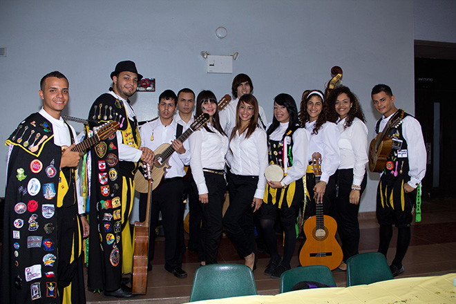 La Tuna de la Universidad de Puerto Rico en Arecibo deleit&oacute; a los presentes con varios n&uacute;meros musicales. <br>Joshua Arbelo/Taller de Estudiantes Prensa RUM