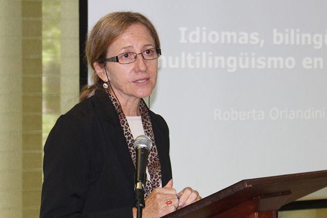 Roberta Orlandini, catedr&aacute;tica de HUMA, se dirige a los presentes en su charla <em>Idiomas, biling&uuml;ismos y multiling&uuml;ismos en Puerto Rico</em>.<br>Wilfredo J. Burgos Matos/ Taller de Estudiantes Prensa RUM