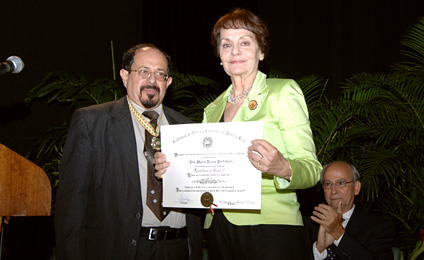 En el 2005 Bertelloni fue integrada a la Academia de Artes y Ciencias de Puerto Rico. A la izquierda, el doctor Rodulfo Gautier Portuondo, el entonces director de la Academia.<br>Archivo Prensa RUM