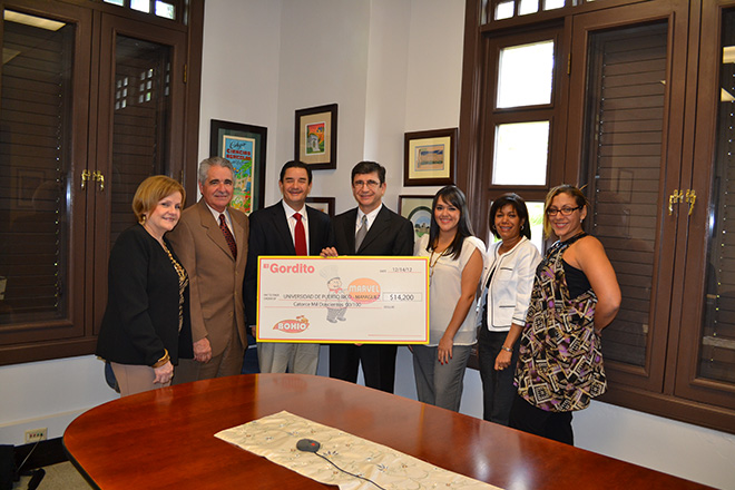 La entrega del cheque se llev&oacute; a cabo en la Oficina del Rector. En la foto, funcionarios de Ciencias Agr&iacute;colas acompa&ntilde;ados de Marcelo Tortoriello (en el centro), presidente de Marvel, y la estudiante graduada Nayda Mel&eacute;ndez (tercera desde la derecha).<br>Carlos D&iacute;az/Prensa RUM