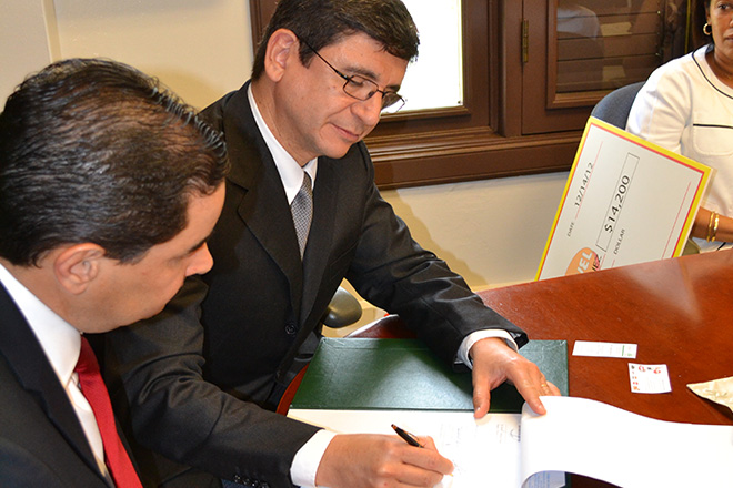 El ingeniero Marcelo Tortoriello (a la derecha), presidente de Marvel y Empresas Boh&iacute;o, firma el acuerdo colaborativo con el Recinto. Observa el doctor H&eacute;ctor Santiago Anad&oacute;n, decano de Ciencias Agr&iacute;colas.<br>Carlos D&iacute;az/Prensa RUM