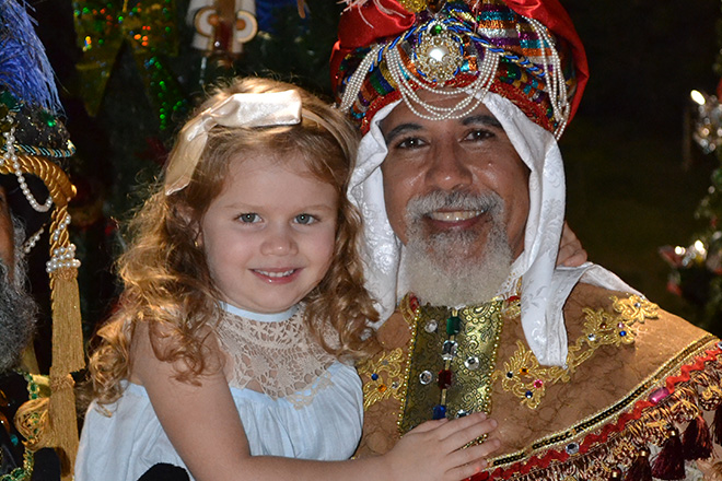 Diana Sofía Torres Figueroa, de cuatro años, junto a uno de los Reyes, interpretado por Carlos Cartagena, de Empresas Universitarias.<br>Carlos Díaz/Prensa RUM