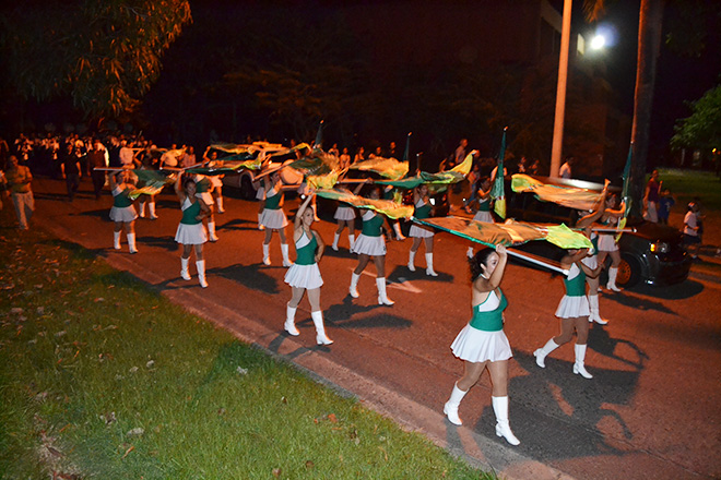 El Encendido de Navidad del Colegio inici&oacute; con un desfile encabezado por las Abanderadas.<br>Carlos D&iacute;az/Prensa RUM