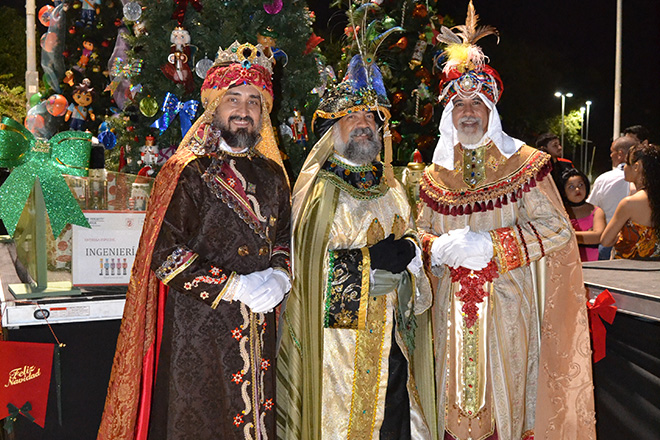 Los Reyes, elegantemente ataviados fueron personificados por Carlos M. Cartagena Mart&iacute;nez, de Empresas Universitarias del RUM (derecha; Eugenio Caraballo (centro); y Eddie Orlando P&eacute;rez Vargas (izquierda).<br>Carlos D&iacute;az/Prensa RUM