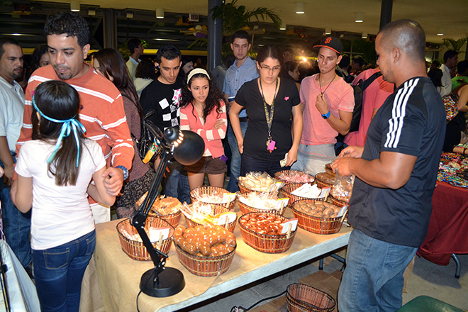 El <em>mezzanine</em> se convirti&oacute; en una gran feria con la participaci&oacute;n de una treintena de artesanos.<br>Carlos D&iacute;az/Prensa RUM