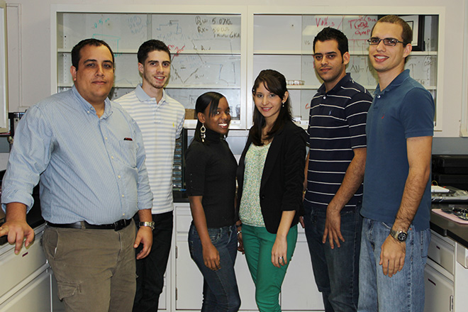 El grupo de estudiantes investigadores acompa&ntilde;ados, desde la izquierda, por el doctor Ricky Valent&iacute;n, Daniel Art&eacute;s, Alba Lac&eacute;n, Rolizmar Vega, Kenneth Burgos y Manuel Garc&iacute;a. <br>Joshua Arbelo/Taller de Estudiantes Prensa RUM
