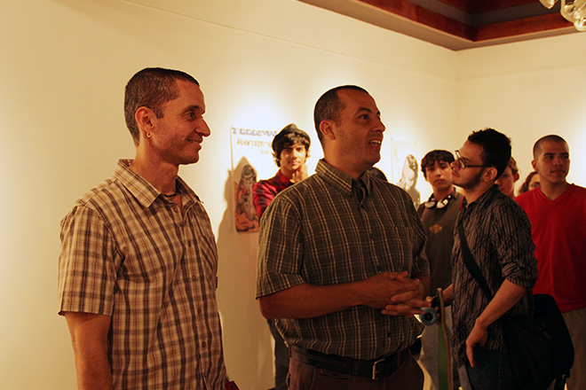 El profesor Ram&oacute;n L&oacute;pez (a la derecha), catedr&aacute;tico del Departamento de Humanidades y coordinador de la Galer&iacute;a de Arte, dio la bienvenida a los artistas y asistentes de la muestra. A su lado el profesor Pedro P&eacute;rez, puertorrique&ntilde;o que es parte del colectivo de exponentes.<br>Joshua Arbelo/Taller de Estudiantes Prensa RUM