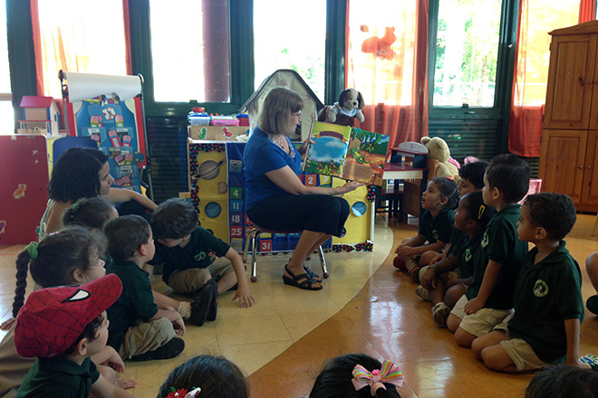 Junto a sus estudiantes de <em>Literatura Puertorrique&ntilde;a I</em>, la doctora Gonz&aacute;lez visit&oacute; el Centro de Desarrollo Preescolar del RUM, para compartir un pedazo de su mundo literario.
<br>Suministrada