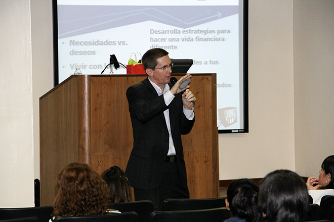 Durante el taller <em>Finanza en tus manos</em>, se present&oacute; a los colegiales las herramientas necesarias para un mejor manejo del presupuesto y de los ahorros en ruta a su futuro econ&oacute;mico.<br>Joshua Arbelo / Taller de Estudiantes Prensa RUM