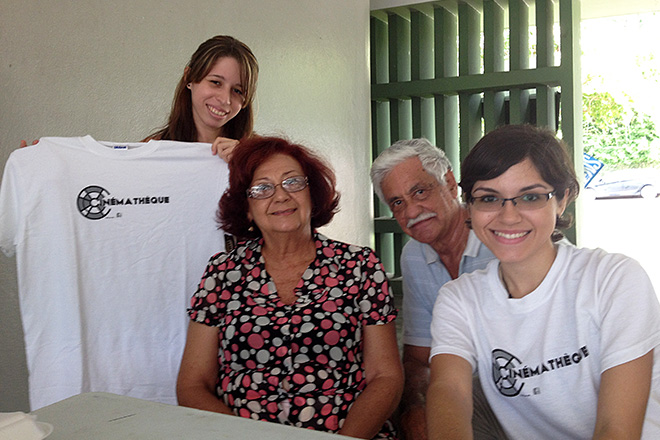 Las estudiantes Anette Figueroa y Lyannis Ortiz, ambas de <em>Cin&eacute;matheque</em>, posan junto a David Feliciano y Sonia Garc&iacute;a, vecinos del &aacute;rea oeste, quienes participaron de la muestra de <em>Global Lens</em>. <br>Suministrada