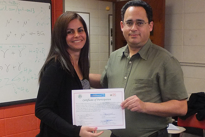 Al finalizar la conferencia, los maestros de escuela superior recibieron un certificado por su participaci&oacute;n y esfuerzo. 
<br>Suministrada
