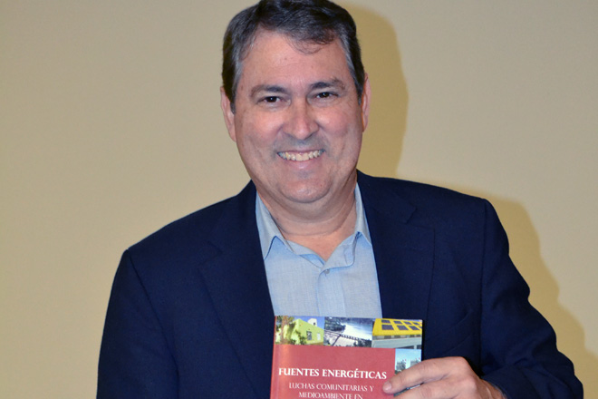 <em>Fuentes energ&eacute;ticas: Luchas comunitarias y medioambiente en Puerto Rico</em> es la publicaci&oacute;n m&aacute;s reciente del doctor Edwin Irizarry Mora.<br>Carlos D&iacute;az/Prensa RUM