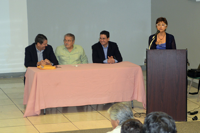 En el orden acostumbrado: el doctor Irizarry Mora, Toti Figueroa, el doctor Jeffrey Valent&iacute;n, director del Departamento de Econom&iacute;a del RUM, y la doctora Julia S. Mignucci, presentadora.<br>Carlos D&iacute;az/Prensa RUM