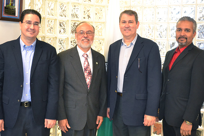 Previo a la actividad, el doctor Jorge Rivera Santos, rector del RUM, recibi&oacute; al doctor Irizarry Mora en su Oficina. Le acompa&ntilde;an el doctor Jeffrey Valent&iacute;n (primero a la izquierda) y Wilson Crespo, director de la Oficina de Presupuesto del Recinto (a la derecha).<br>Carlos D&iacute;az/Prensa RUM