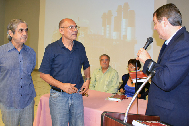 Los representantes de <em>Mayag&uuml;ezanos por la Salud y el Ambiente</em> recibieron un ejemplar del texto.<br>Carlos D&iacute;az/Prensa RUM