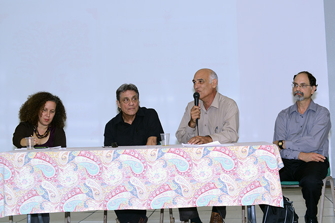 En el foro participaron, desde la izquierda: los doctores Isar Godreau, Jos&eacute; Barreiro, Juan Manuel Delgado Col&oacute;n y Juan Carlos Mart&iacute;nez Cruzado.<br>Carlos D&iacute;az/Prensa RUM