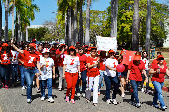 Estudiantes y profesores del Departamento de Enfermer&iacute;a llevaron a cabo, por segundo a&ntilde;o consecutivo, una marcha educativa con el fin de crear conciencia sobre las enfermedades cardiovasculares de la mujer.<br>Amer Otero/Taller de Estudiantes Prensa RUM