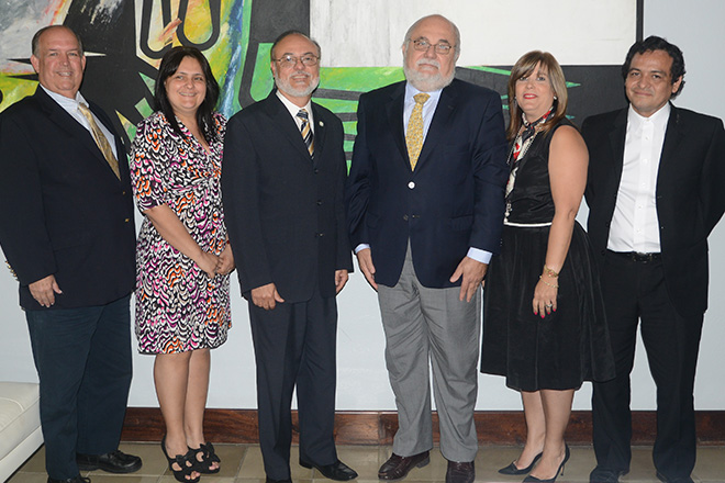 El doctor Jorge Rivera Santos, rector del RUM, y Alejandro Cobo, c&oacute;nsul de Colombia (al centro), acompa&ntilde;ados por representantes del Recinto.<br>Carlos D&iacute;az / Prensa RUM