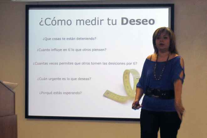 Anita Paniagua, autora del libro <em>EmprendeSer</em>, present&oacute; su texto ante un grupo de estudiantes de Administraci&oacute;n de Empresas.<br>Suministrada