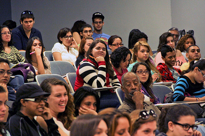 Un nutrido grupo de integrantes de la comunidad universitaria acudi&oacute; al Anfiteatro de Enfermer&iacute;a a escuchar la conferencia magistral.<br>Joshua Arbelo/Taller de estudiantes Prensa RUM