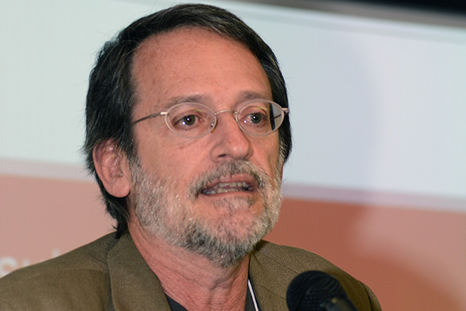 El doctor H&eacute;ctor Col&oacute;n present&oacute; <em>Consulta juvenil: 22 a&ntilde;os monitoreando las conductas de nuestros j&oacute;venes</em>.<br>Carlos D&iacute;az / Prensa RUM