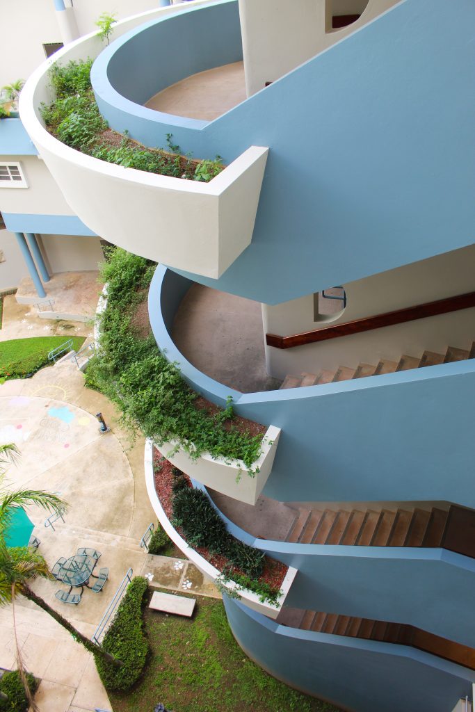 Imagen de las escaleras principales de ADEM.