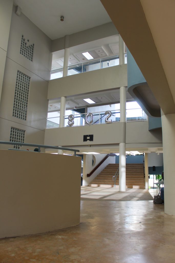Imagen de las escaleras principales desde el primer piso de ADEM.