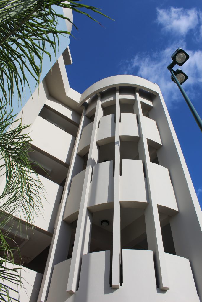 Imagen de las escaleras y area para sentarse de ADEM desde el exterior.