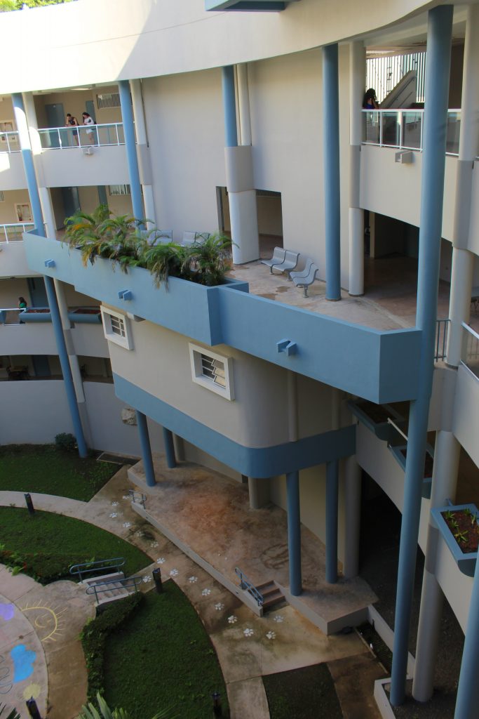 Imagen de area para sentarse en el segundo piso y del patio interior de ADEM.