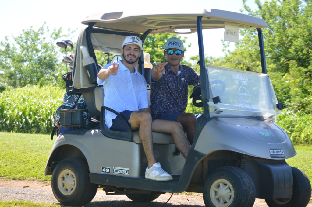 Conduciendo y disfrutando Carro de Golf