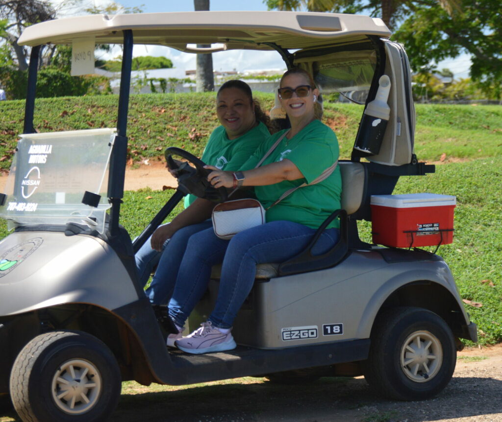 Conduciendo y disfrutando Carro de Golf
