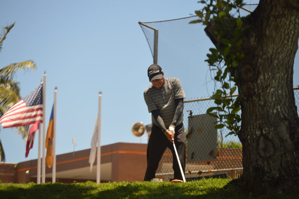 Señor Disfrutando del Golf