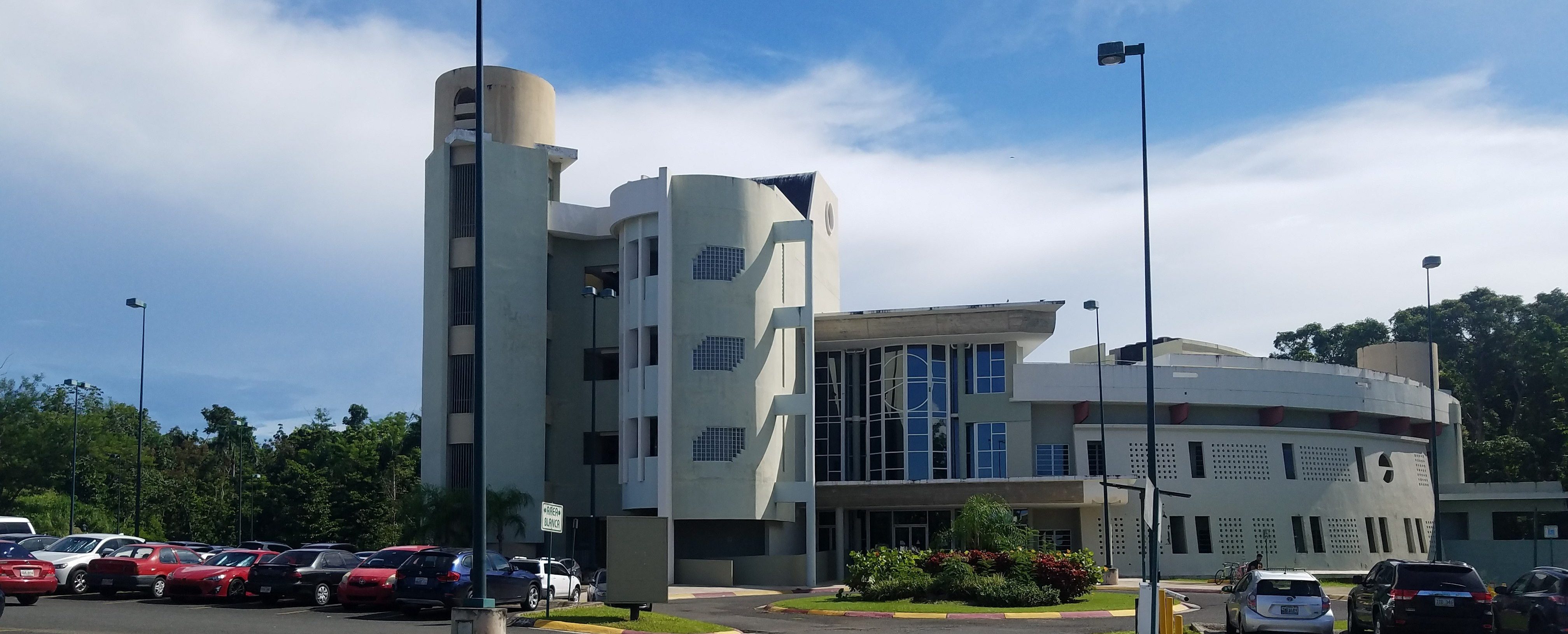 Fachada del edificio de Administración de Empresas del Recinto Universitario de Mayagüez