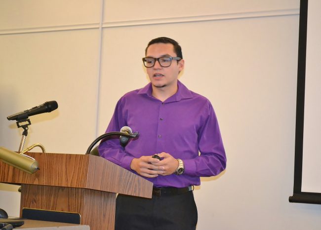 El estudiante de psicología Javier A. Arroyo presentó los hallazgos de su trabajo durante el internado.