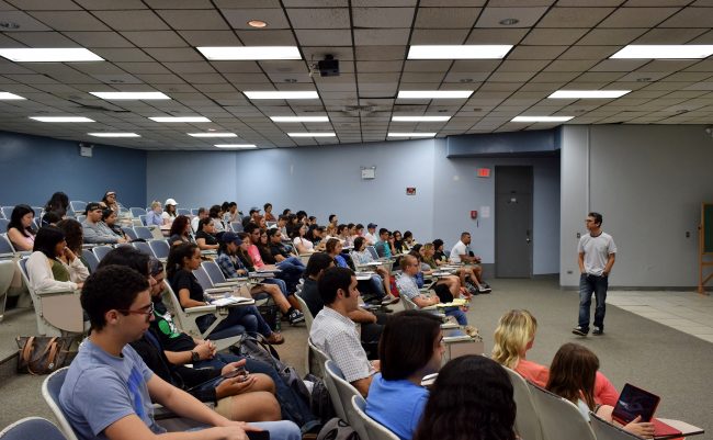 El público realizó un ejercicio de meditación, dirigido por el Dr. Orama.