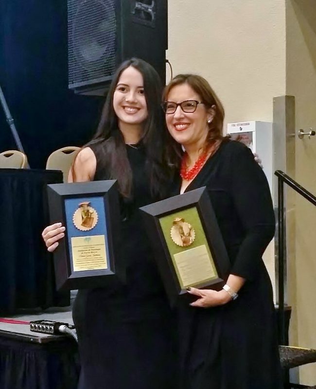 Natalie and Mary Moreno recibiendo premio – Copy