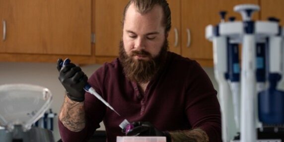 TIMOTHY+J.+COLSTON foto recuperada de: https://researchers.upr.edu/vivo/display/n23864