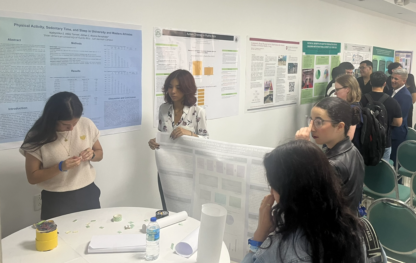 Estudiantes Kinesiologia preparando sus posters para presentar en la Convención