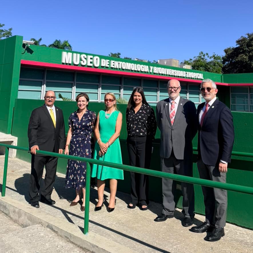 De izquierda a derecha: Prof. Carlos Flores (decano asociado y subdirector), Dra. Zayira Roldán (presidenta de la UPR), Dra. Rosa A. Franqui (directora del Museo), Edda Martínez (entomóloga), Dr. Raúl Machiavelli (decano del Colegio de Ciencias Agrícolas) y Dr. Agustín Rullán.