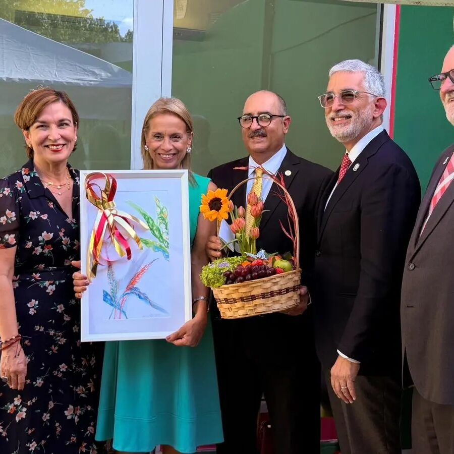 Inauguración del Museo-Regalos a la Dra Franqui de parte del Rector Agustín Rullán, la Presidenta Zayira Roldan y los decanos Dr. Raúl Machiavelli y Prof. Carlos Flores