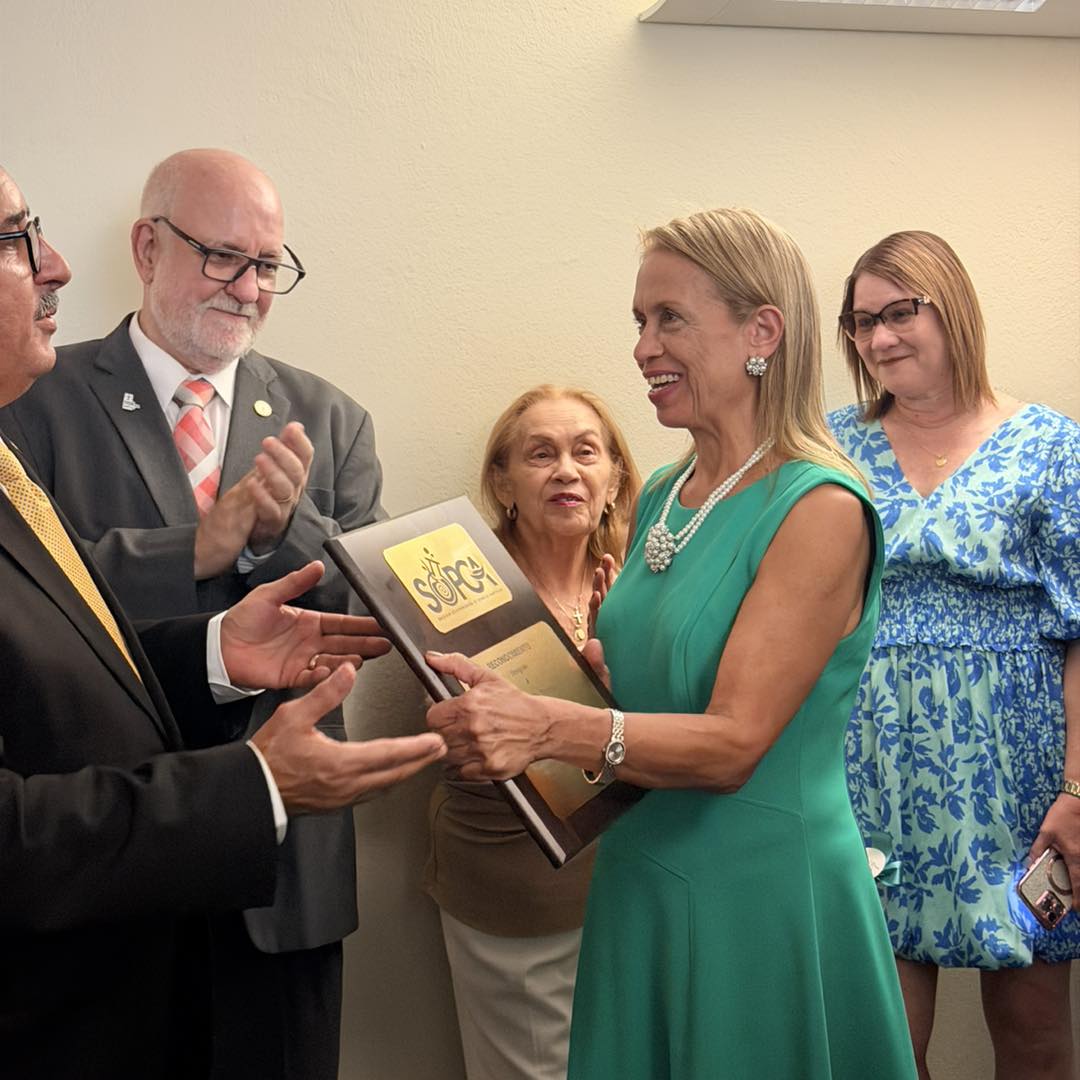 Obsequio de la placa de SOPCA a la Dra. Rosa A. Franqui, entregada por los decanos Dr. Raúl Machiavelli y Prof. Carlos Flores.