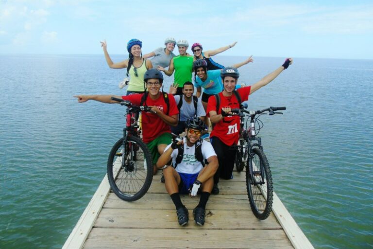 Participantes de Ride a Bike en el muelle el Dockey en Mayagüez.