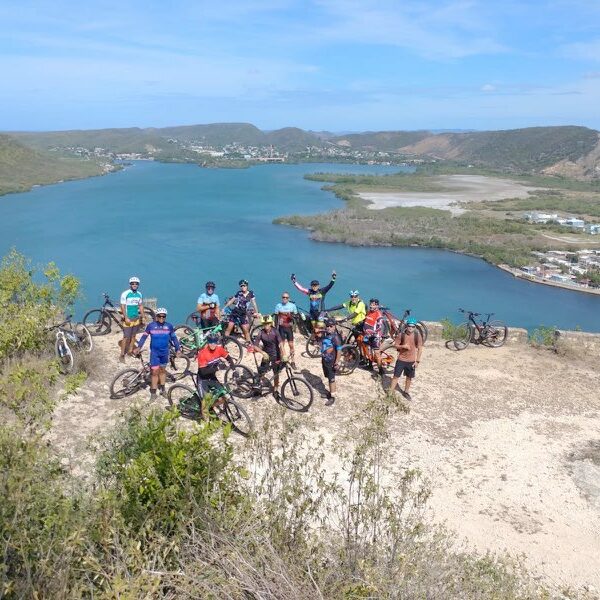 Participantes de Ride a Bike captados desde el Fuerte Caprón con la bahía de Guánica al fondo.