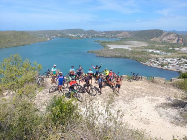 Participantes de Ride a Bike captados desde el Fuerte Caprón con la bahía de Guánica al fondo.