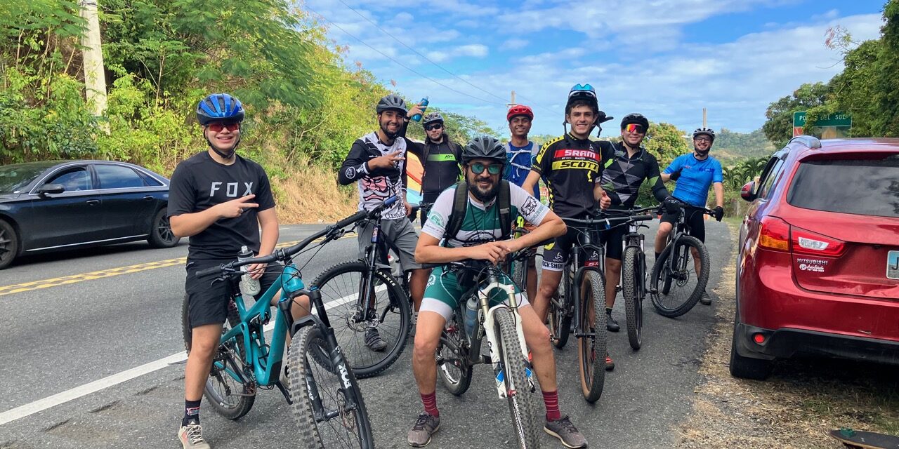 Grupo ciclista en carretera PR-115.