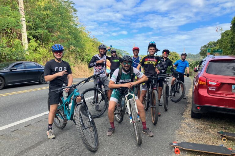 Grupo ciclista en carretera PR-115.